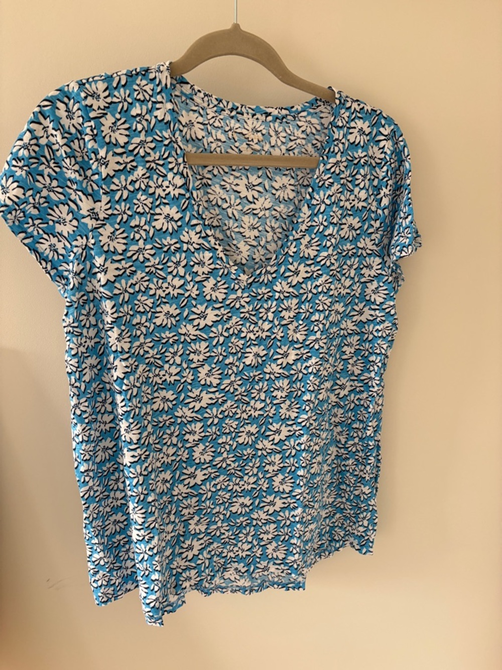 Lilly Pulitzer Etta Blue Floral V-Neck Women's Top - Casual Summer Tee